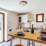 Casa Isolina-historic Stone House With Balcony Vakantiehuis