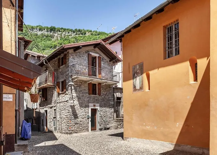 Typical Stone House With Balcony * Оссуччо