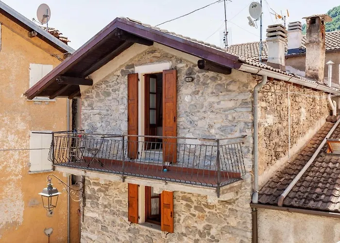 Typical Stone House With Balcony Дом отдыха *