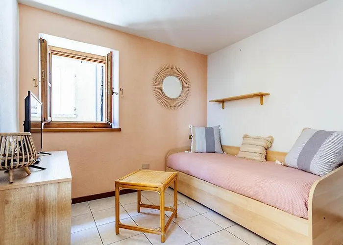 Дом отдыха Typical Stone House With Balcony *