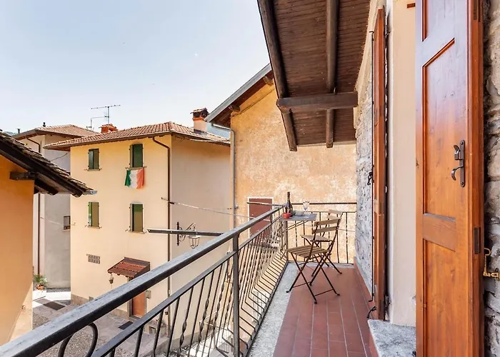 Vakantiehuis Typical Stone House With Balcony Ossuccio